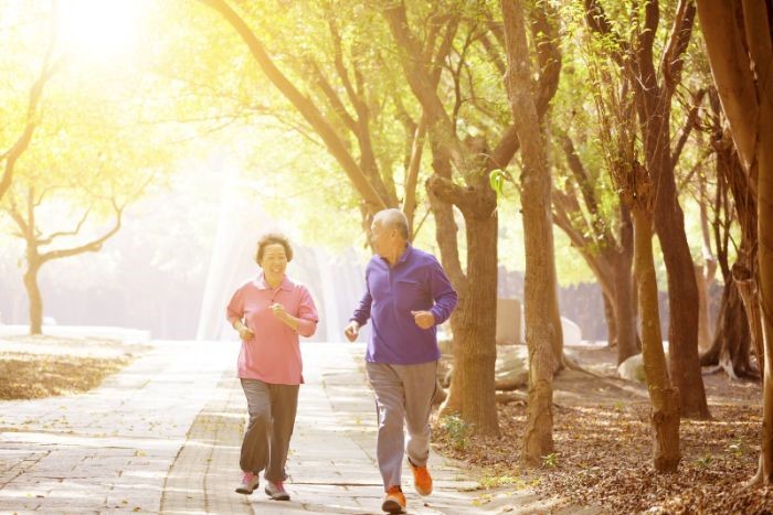 Tập luyện thể dục thể thao giúp tăng cường sức khỏe cho người cao tuổi