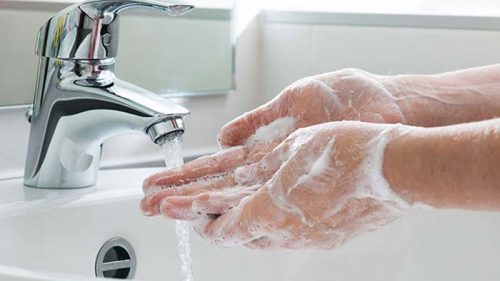 Rửa tay kỹ trước khi ăn và sau khi tiếp xúc với đất, động vật hoặc nguồn nước có thể chứa giun